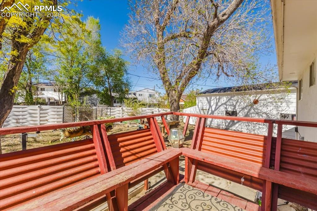 Image 31 of 46: Deck