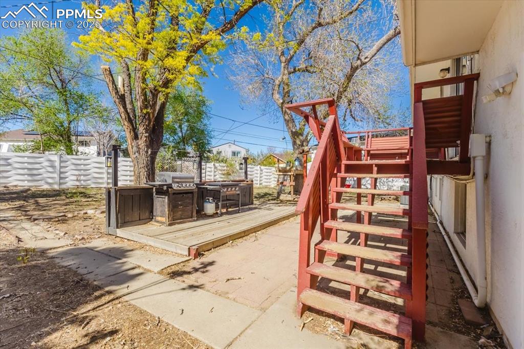 Image 33 of 46: Yard