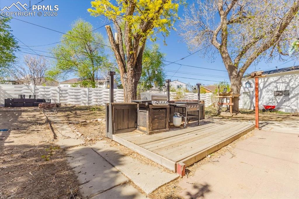 Image 34 of 46: Yard