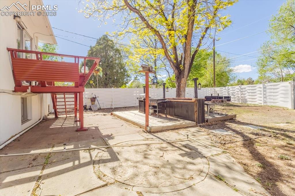 Image 35 of 46: Yard