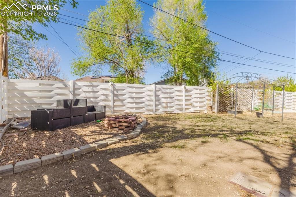 Image 37 of 46: Yard