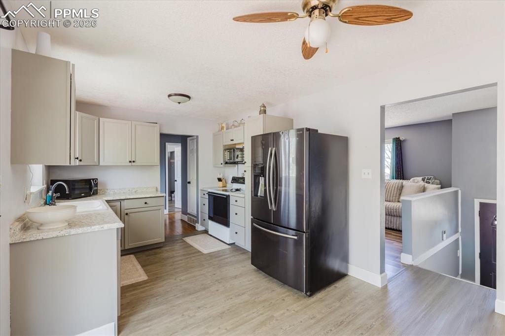 Image 7 of 46: Kitchen