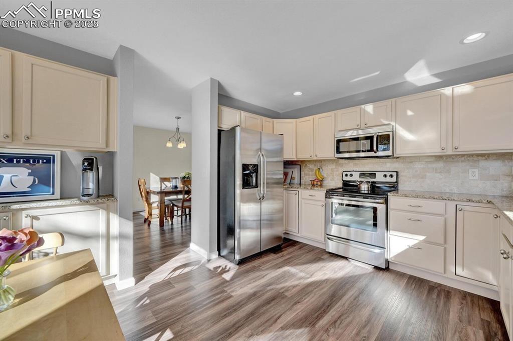 Image 13 of 28: Kitchen