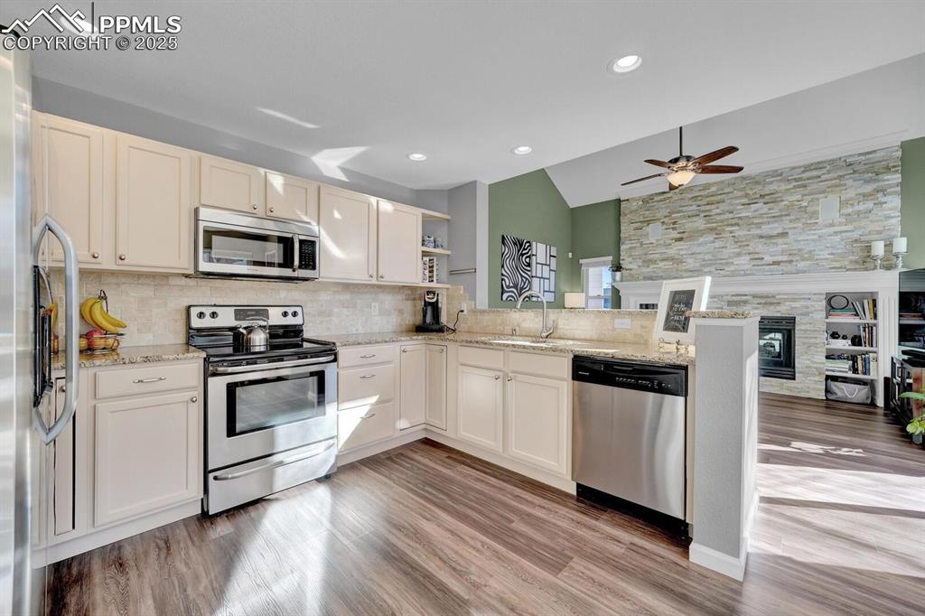 Image 14 of 28: Kitchen