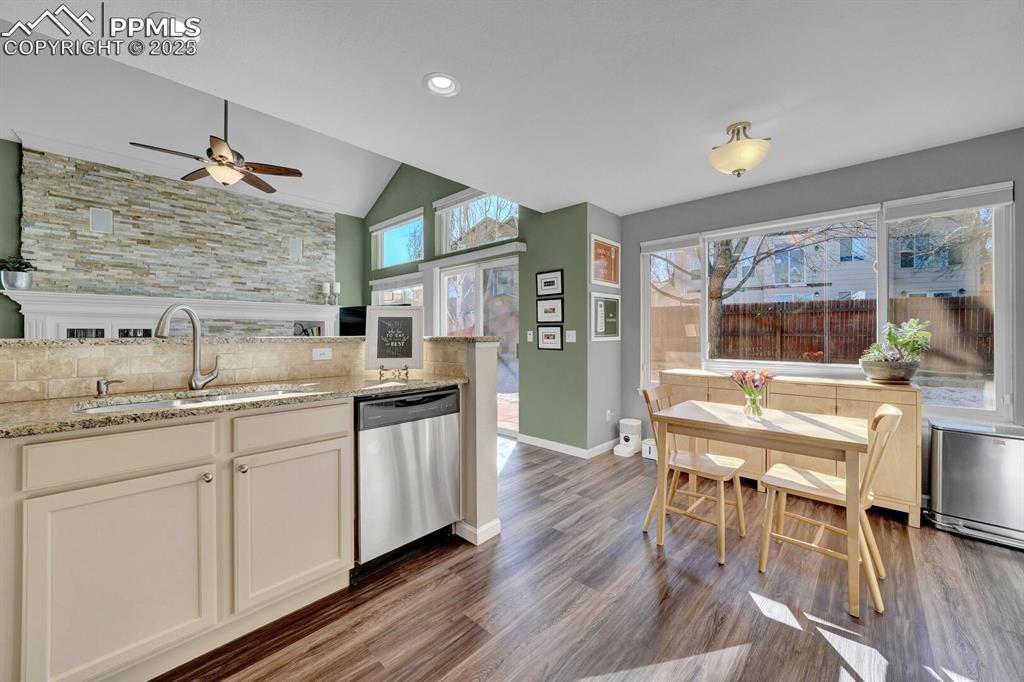 Image 15 of 28: Kitchen