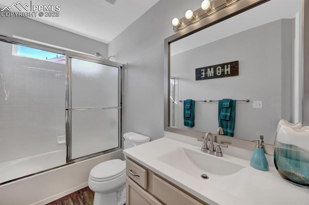 Image 20 of 28: Bathroom
