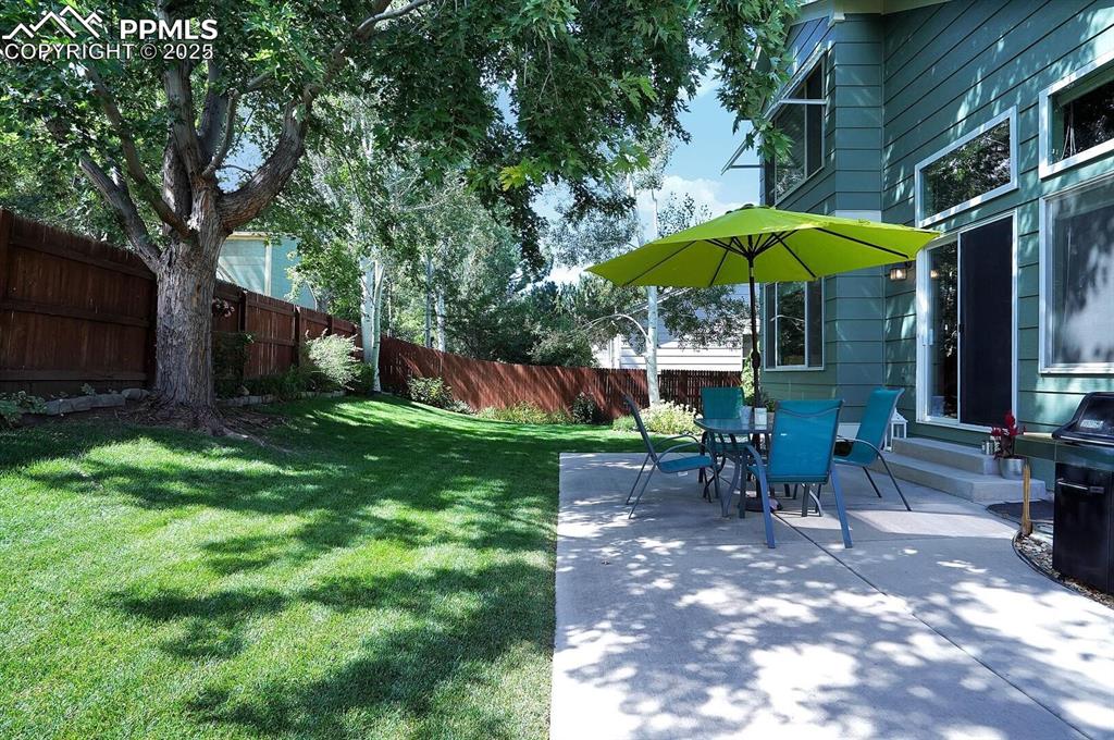Image 7 of 28: Yard