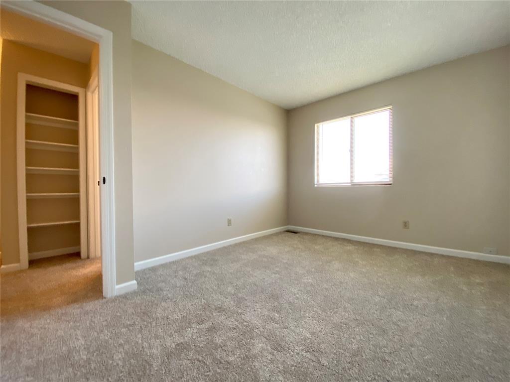 Image 4 of 7: Bedroom
