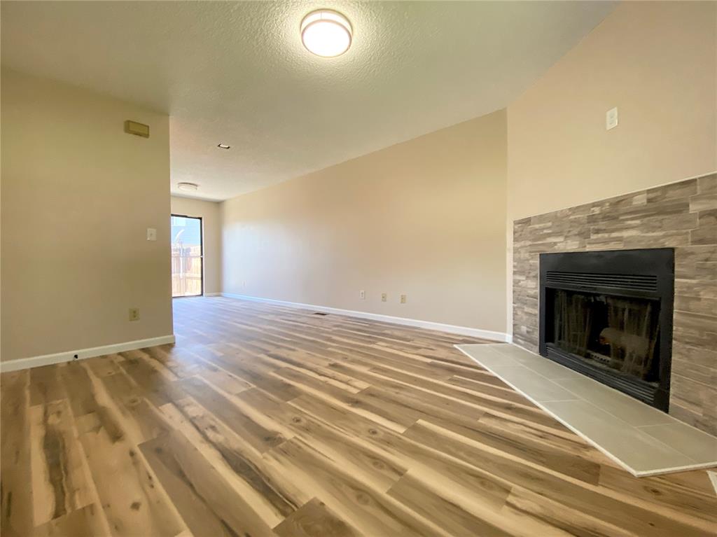 Image 6 of 7: Living Room