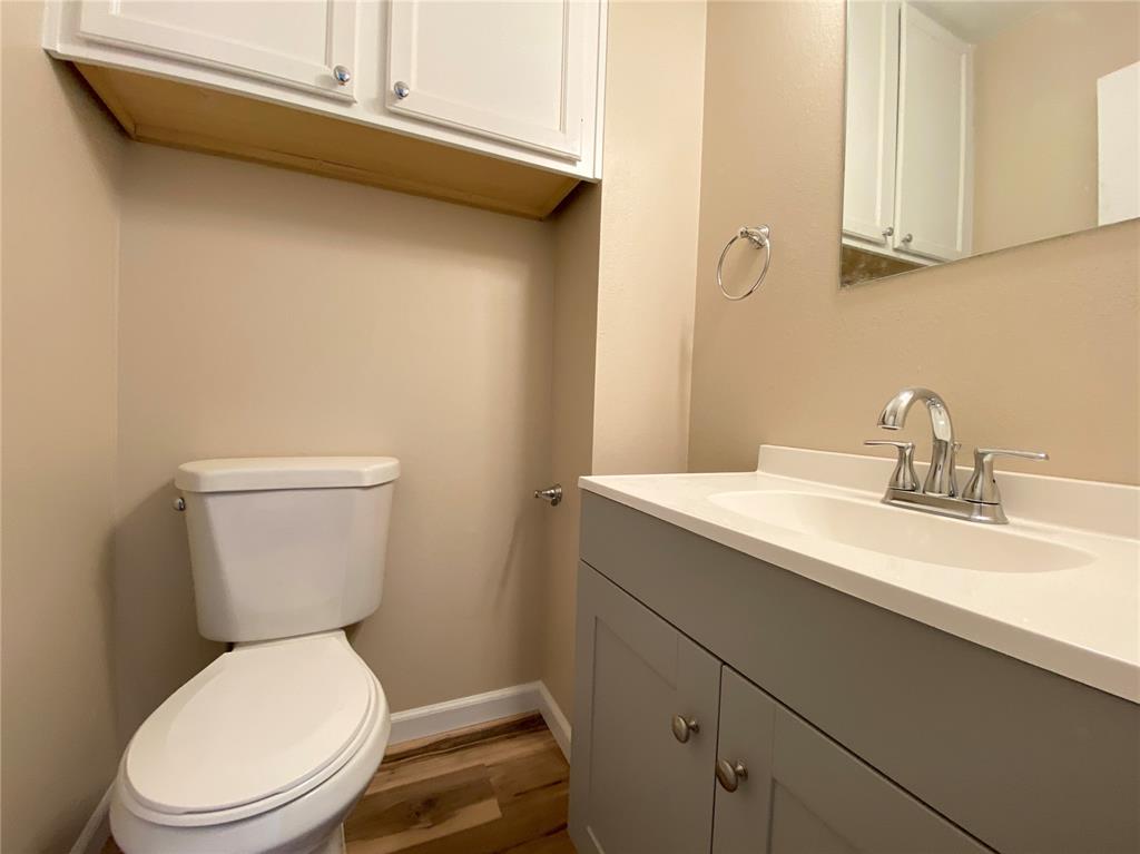 Image 7 of 7: Bathroom