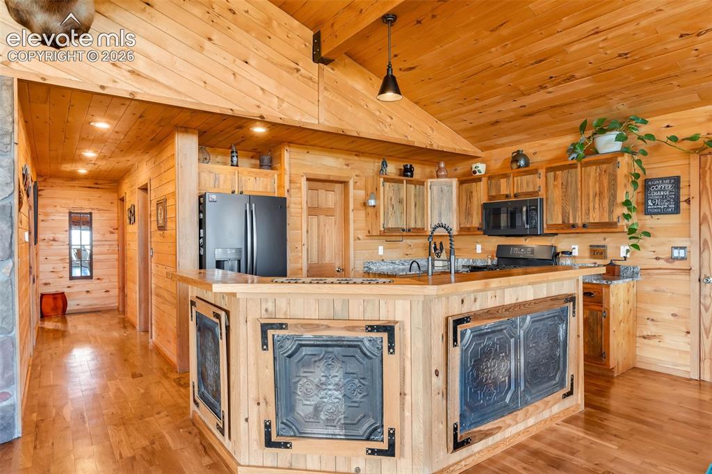 Image 14 of 50: Kitchen