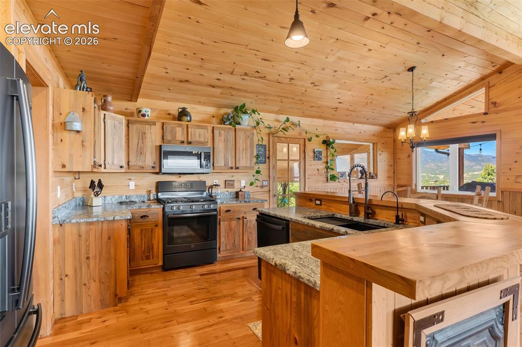Image 15 of 50: Kitchen