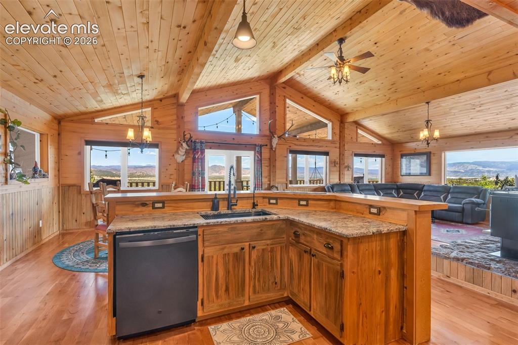 Image 16 of 50: Kitchen
