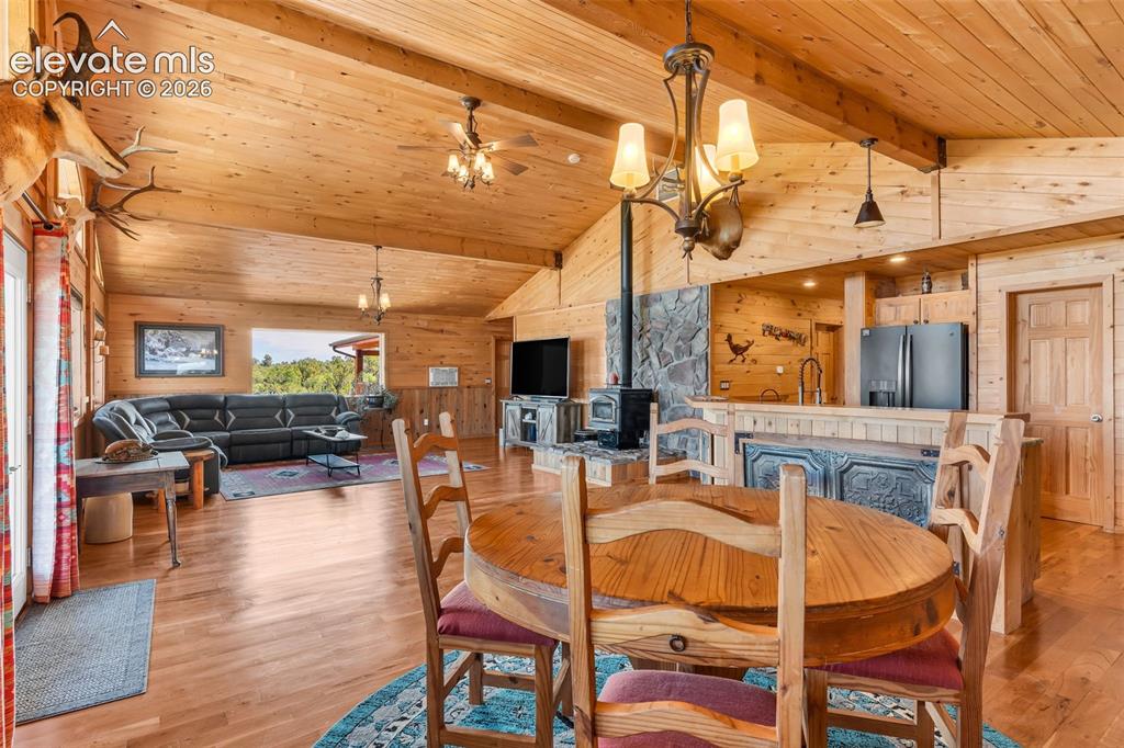 Image 17 of 50: Dining Area