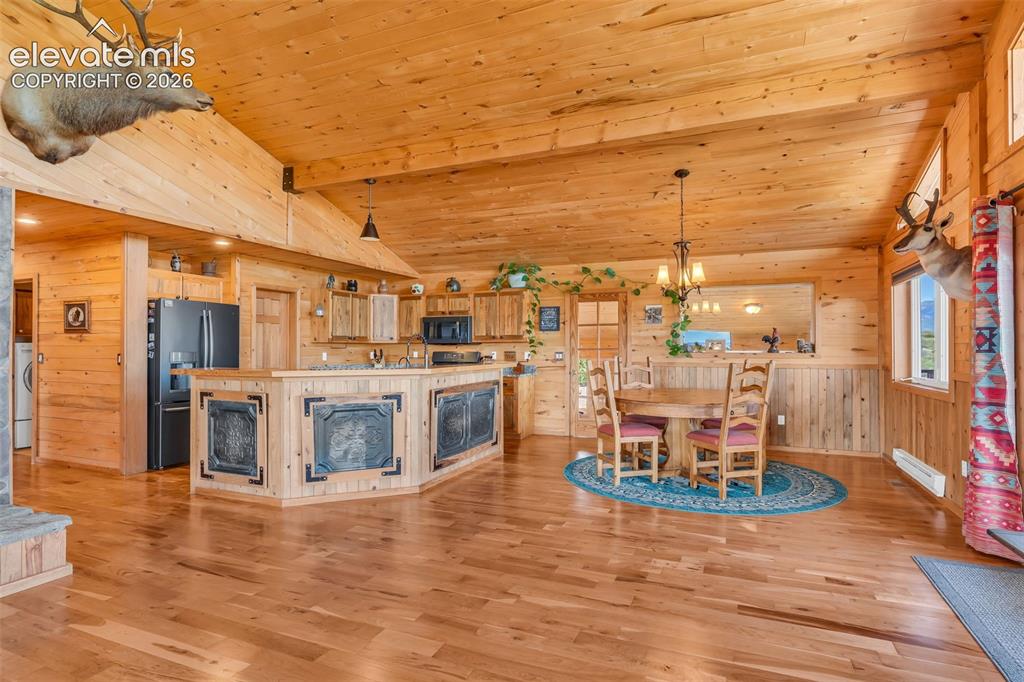 Image 18 of 50: Dining Area
