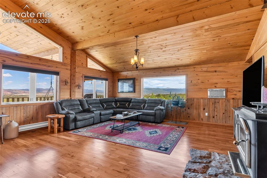Image 19 of 50: Living Room