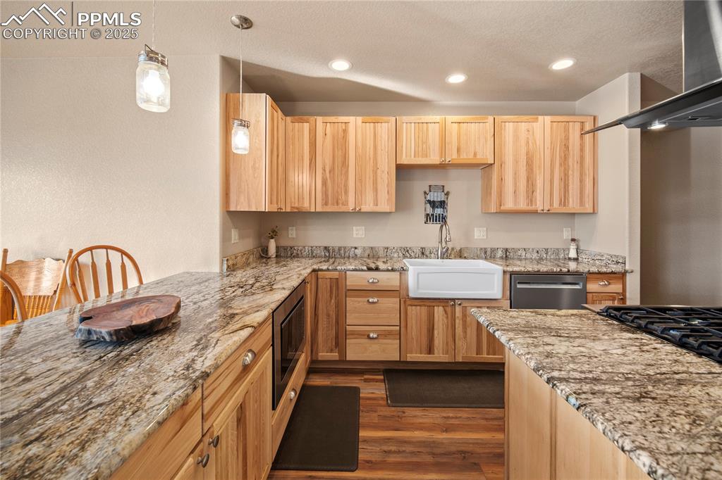 Image 13 of 49: Kitchen