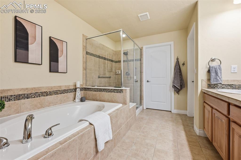 Image 14 of 31: Bathroom