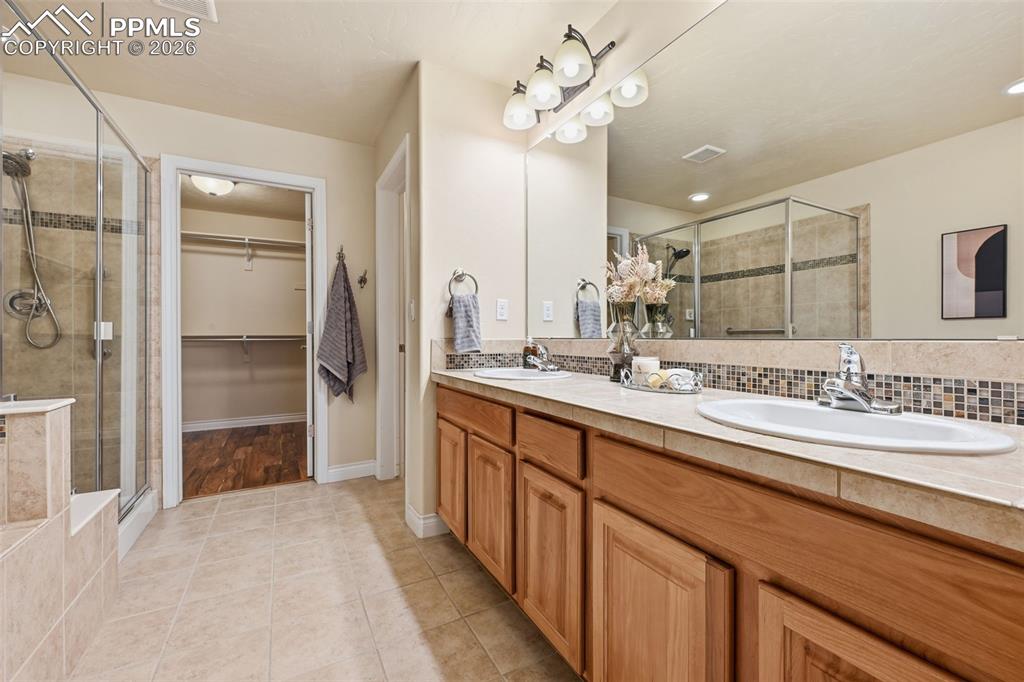 Image 17 of 31: Bathroom