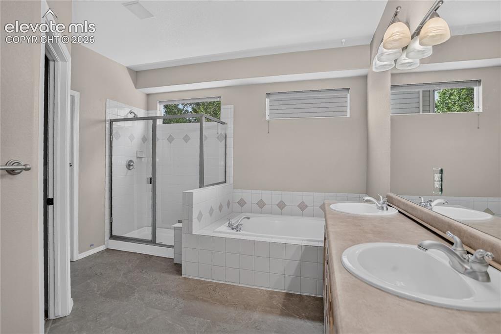 Image 22 of 45: 5 piece primary bath