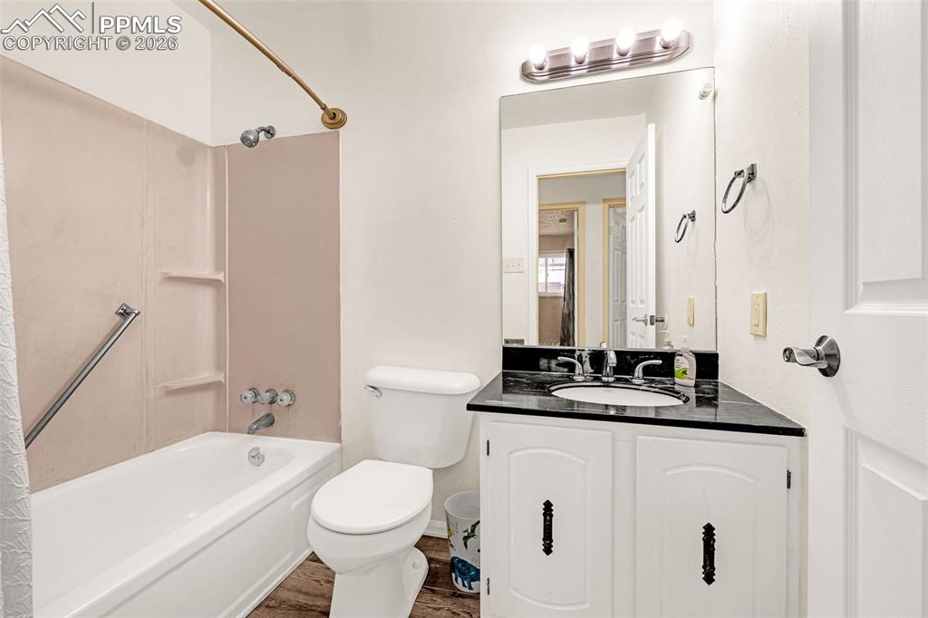 Image 11 of 20: Bathroom