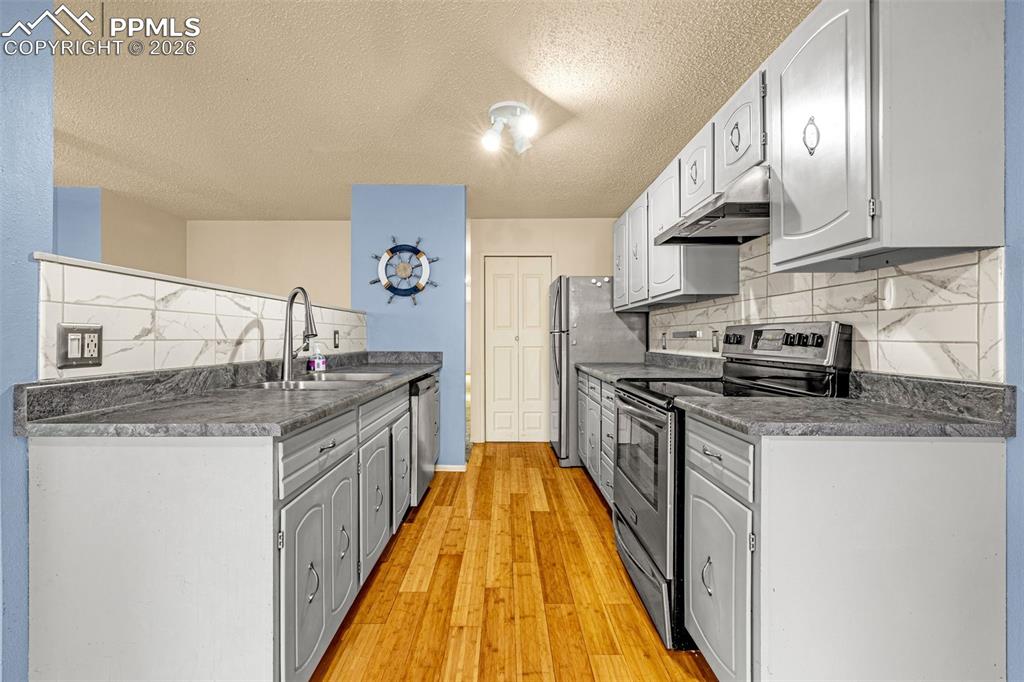 Image 6 of 20: Kitchen