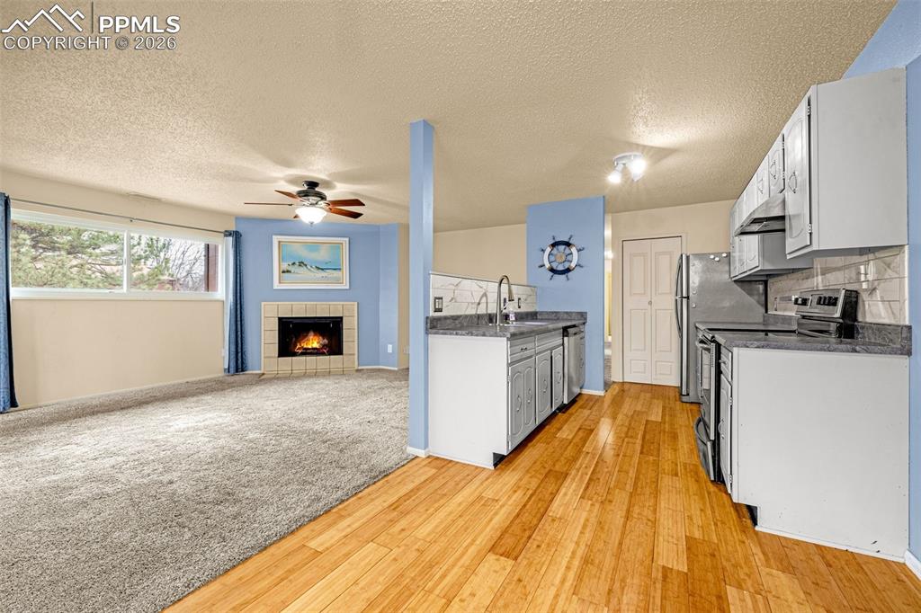 Image 7 of 20: Kitchen