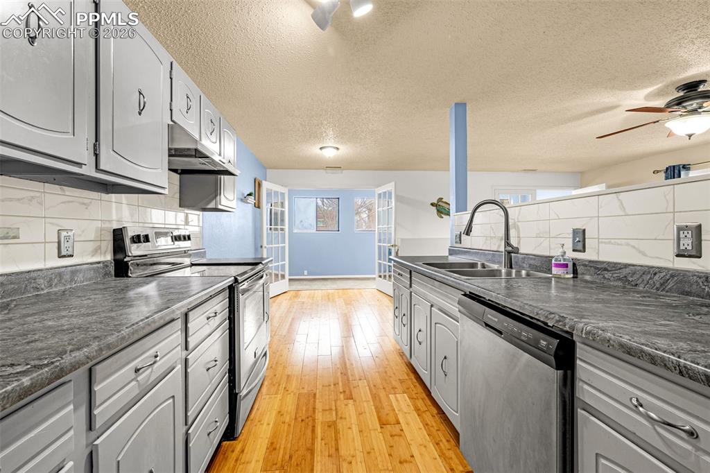 Image 9 of 20: Kitchen