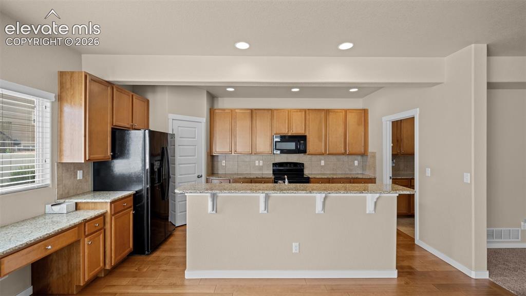 Image 13 of 39: Kitchen