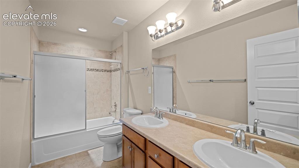 Image 19 of 39: Bathroom