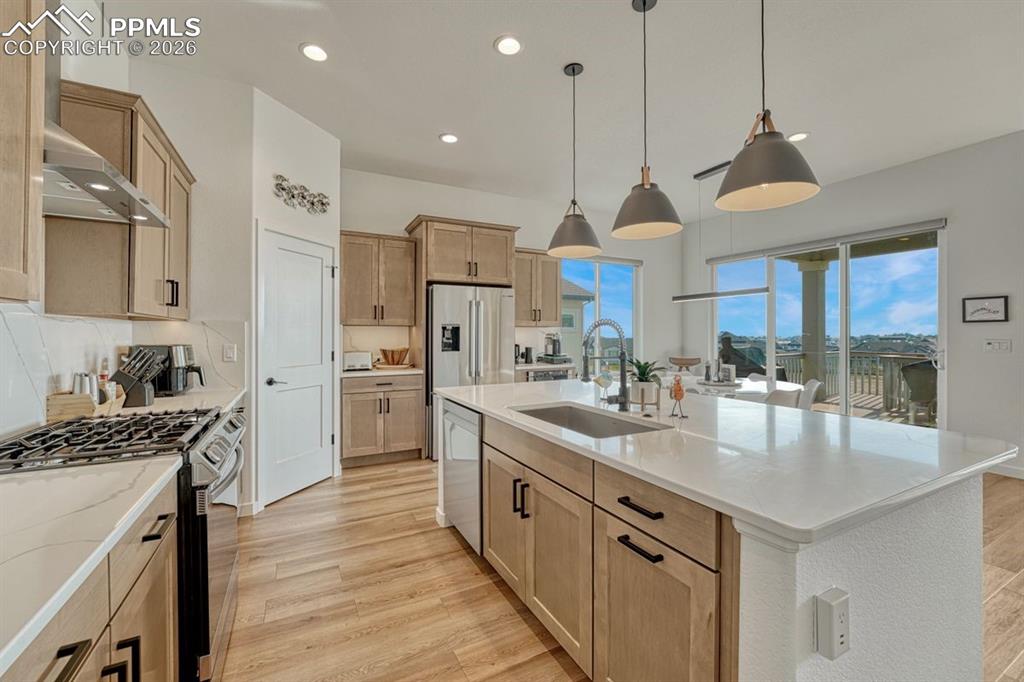 Image 13 of 50: Kitchen