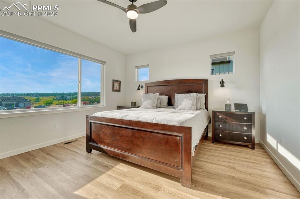 Image 17 of 50: Bedroom