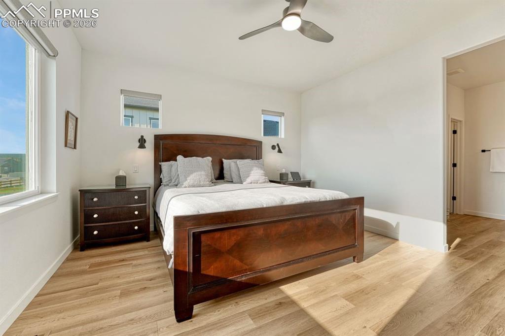 Image 18 of 50: Bedroom