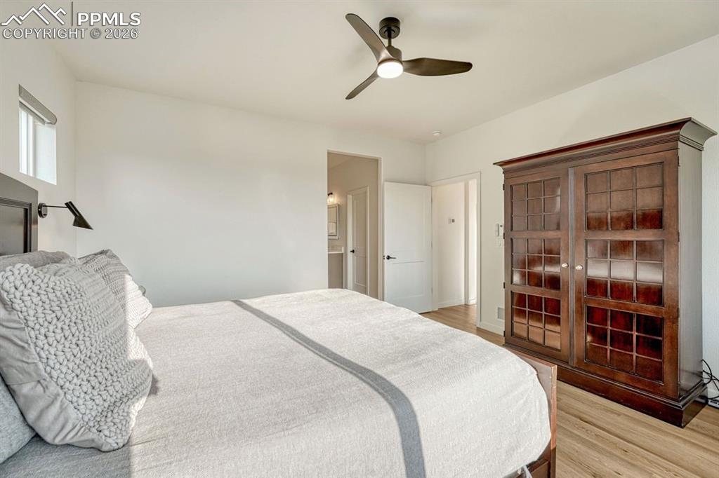 Image 19 of 50: Bedroom