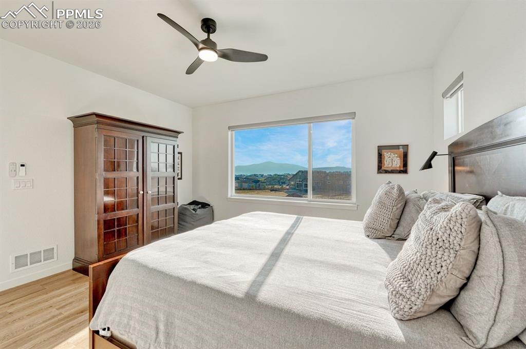 Image 20 of 50: Bedroom