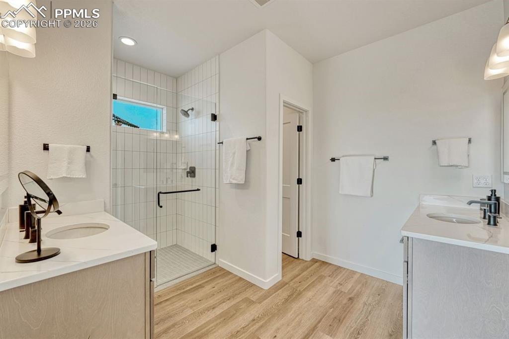 Image 21 of 50: Bathroom