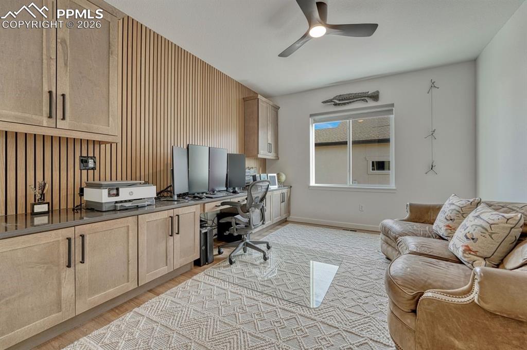 Image 25 of 50: Office