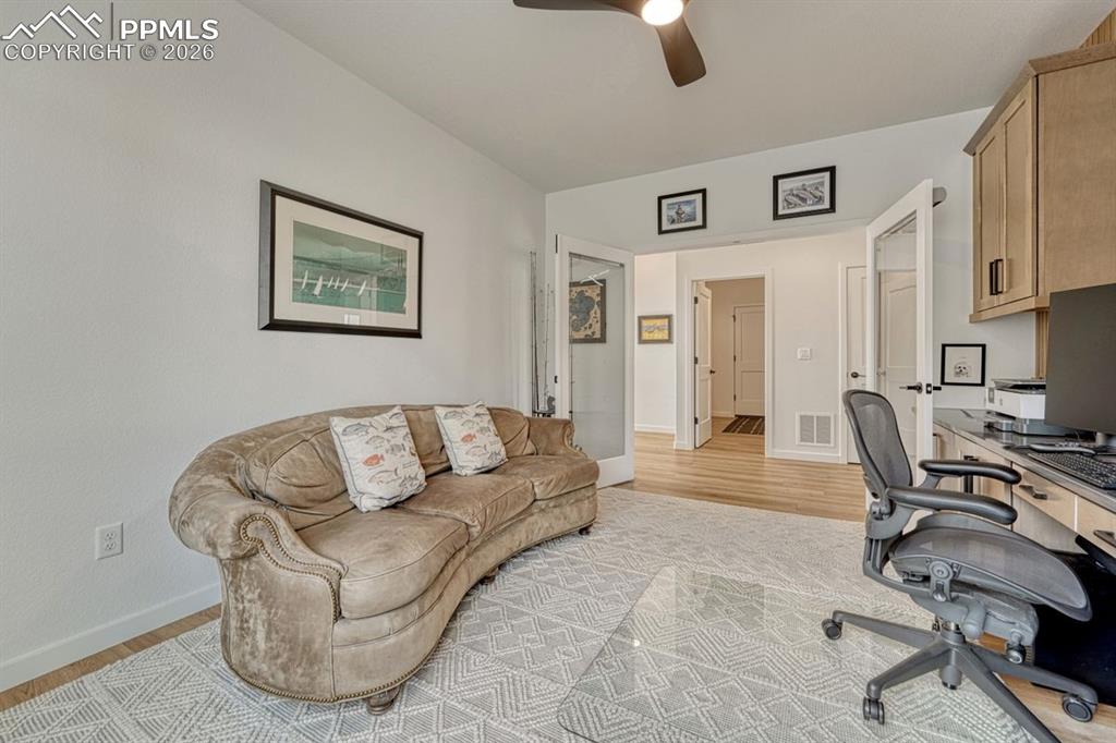 Image 26 of 50: Office