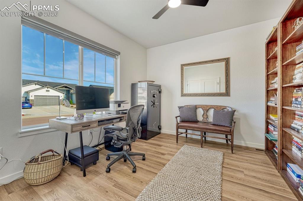 Image 28 of 50: Office