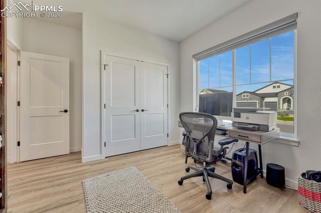 Image 29 of 50: Office