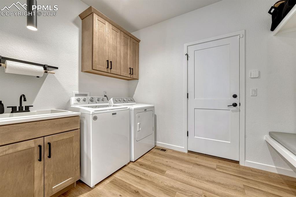 Image 30 of 50: Laundry