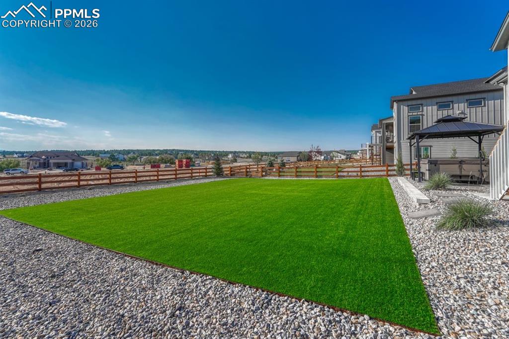 Image 46 of 50: Yard