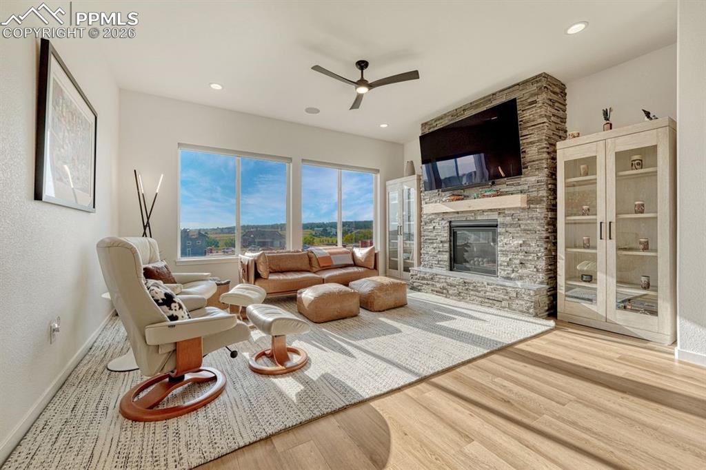 Image 8 of 50: Living Room