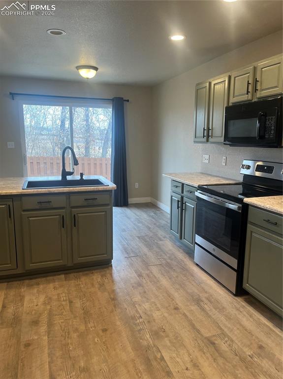 Image 10 of 24: Kitchen