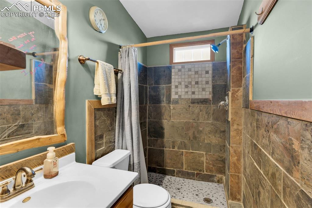 Image 15 of 35: Bathroom