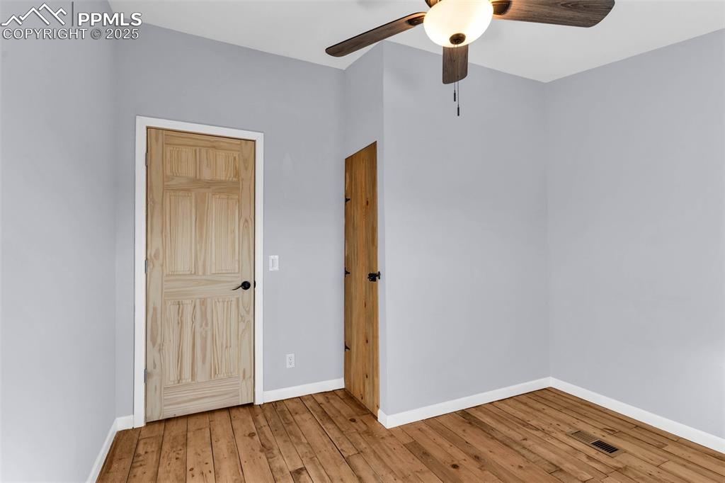 Image 17 of 35: Bedroom