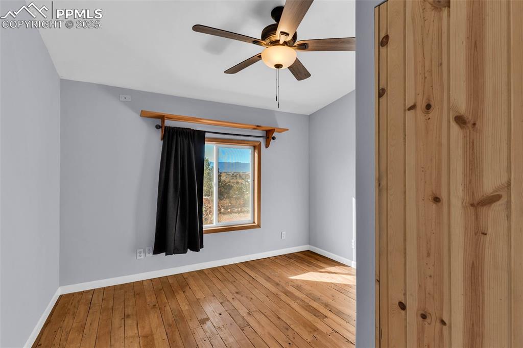 Image 19 of 35: Bedroom