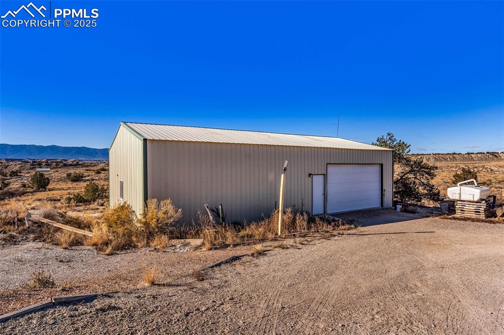 Image 27 of 35: Garage