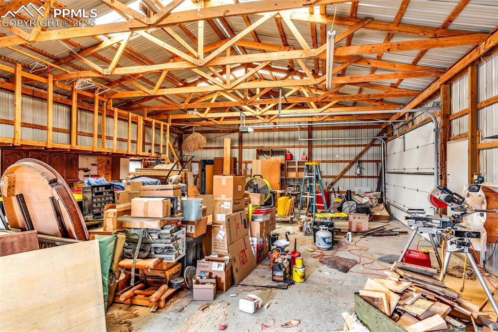 Image 28 of 35: Garage