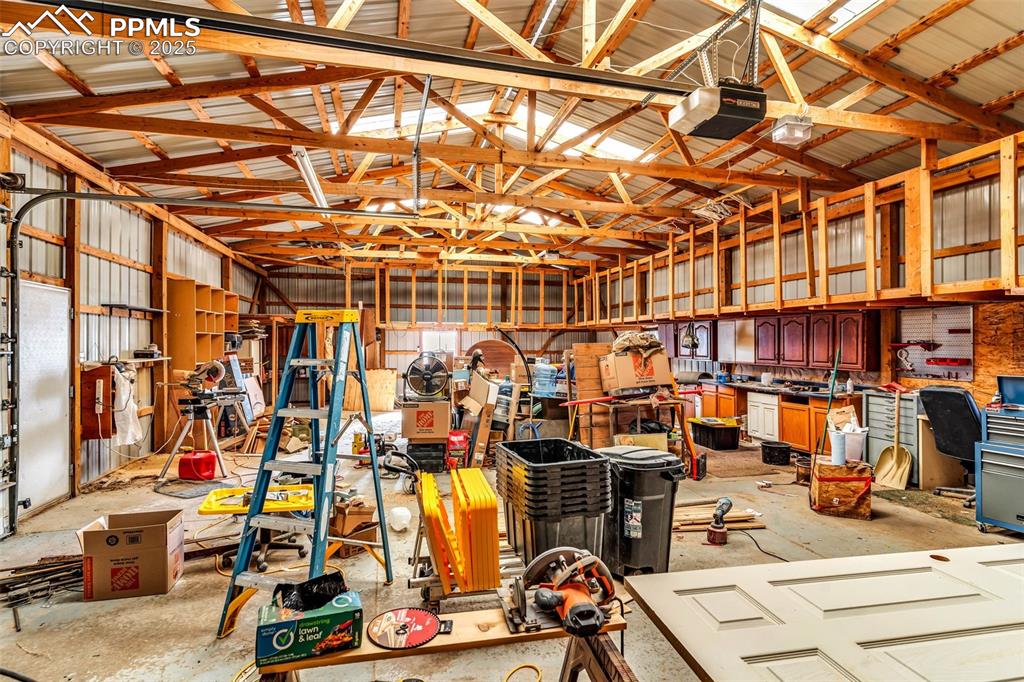 Image 29 of 35: Garage